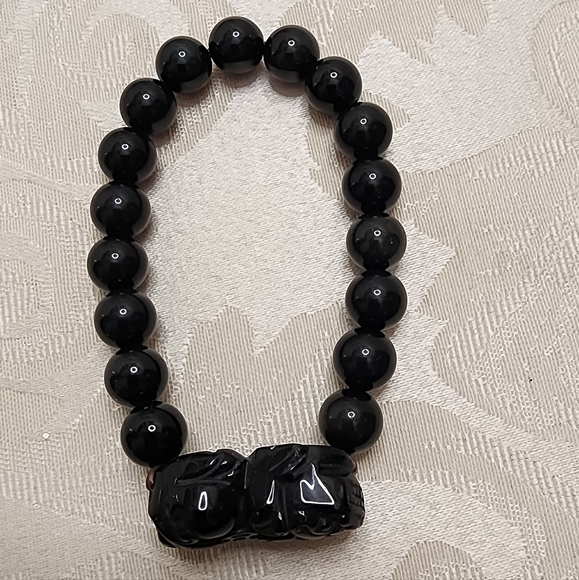 VINTAGE BLACK BEADED BRACELET WITH CARVED FIGURE STRETCH DESIGN ONYX STYLE BEADS - Picture 7 of 8